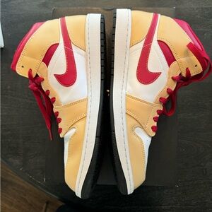 Air Jordan 1 Mid white onyx/light curry white